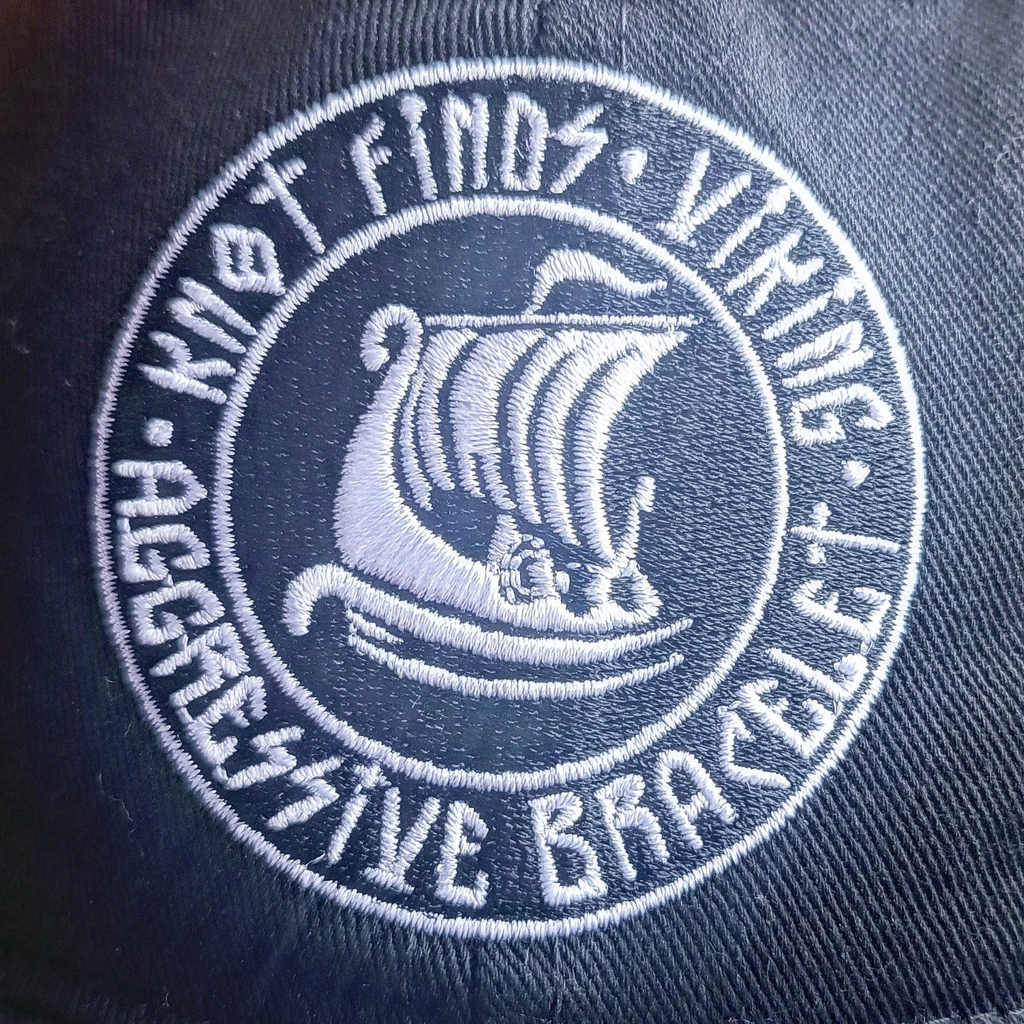 Black baseball cap with “Drakar Viking Ship” print. Stylish Scandinavian baseball cap with a print of the logo of the legendary brand “KNOTFinds”.