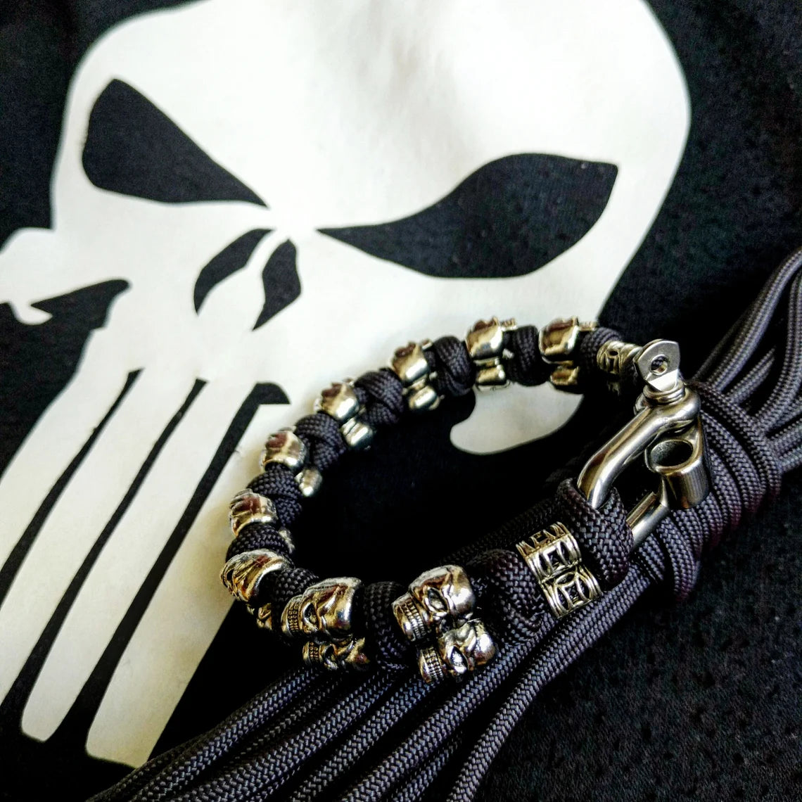 Silver skull paracord bracelet.  A great gift for men and women who prefer a brutal style and a symbol of the skull.  Celtic knots.