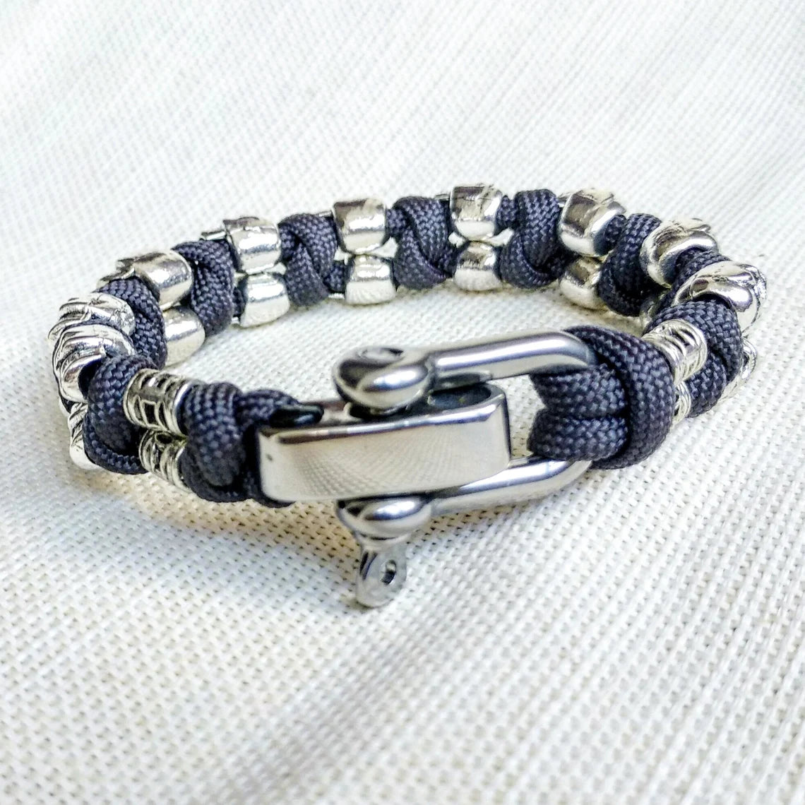 Silver skull paracord bracelet.  A great gift for men and women who prefer a brutal style and a symbol of the skull.  Celtic knots.