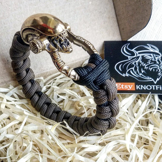 Paracord bracelet "ALIEN". Celtic knot and parachute cord.