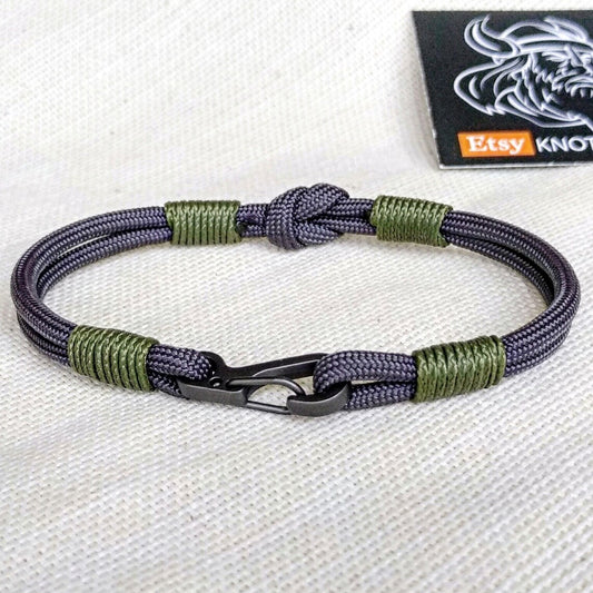 Thin military bracelet made of paracord and carabine for men. Army style.