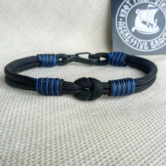 Thin military bracelet made of paracord and carabine for men. Army style.