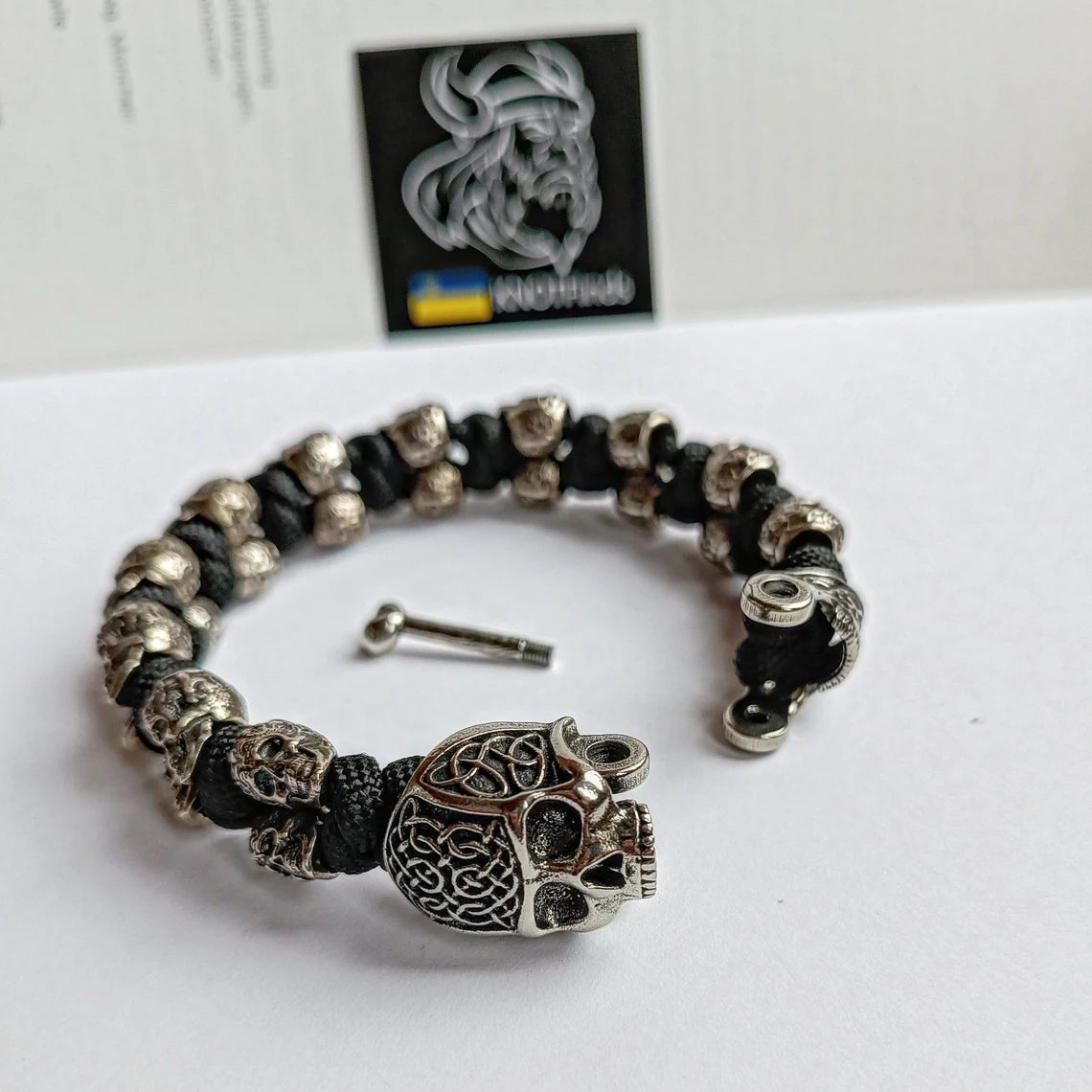 Norse skull paracord bracelet. Scandinavian jewelry. Biker bangle. Celtic knot. Norse mythology.