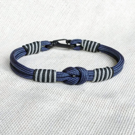 Thin Viking paracord bracelet with a carbine.  Made of parachute cord and celtic knots.  Accessory for boat trips. Gift for yours friends.