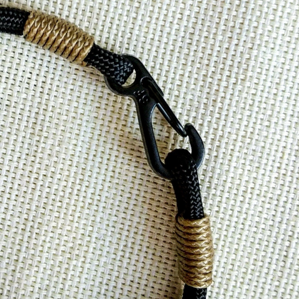 Thin Nordic paracord bangle with a carabiner.  Made of parachute cord and celtic knots.