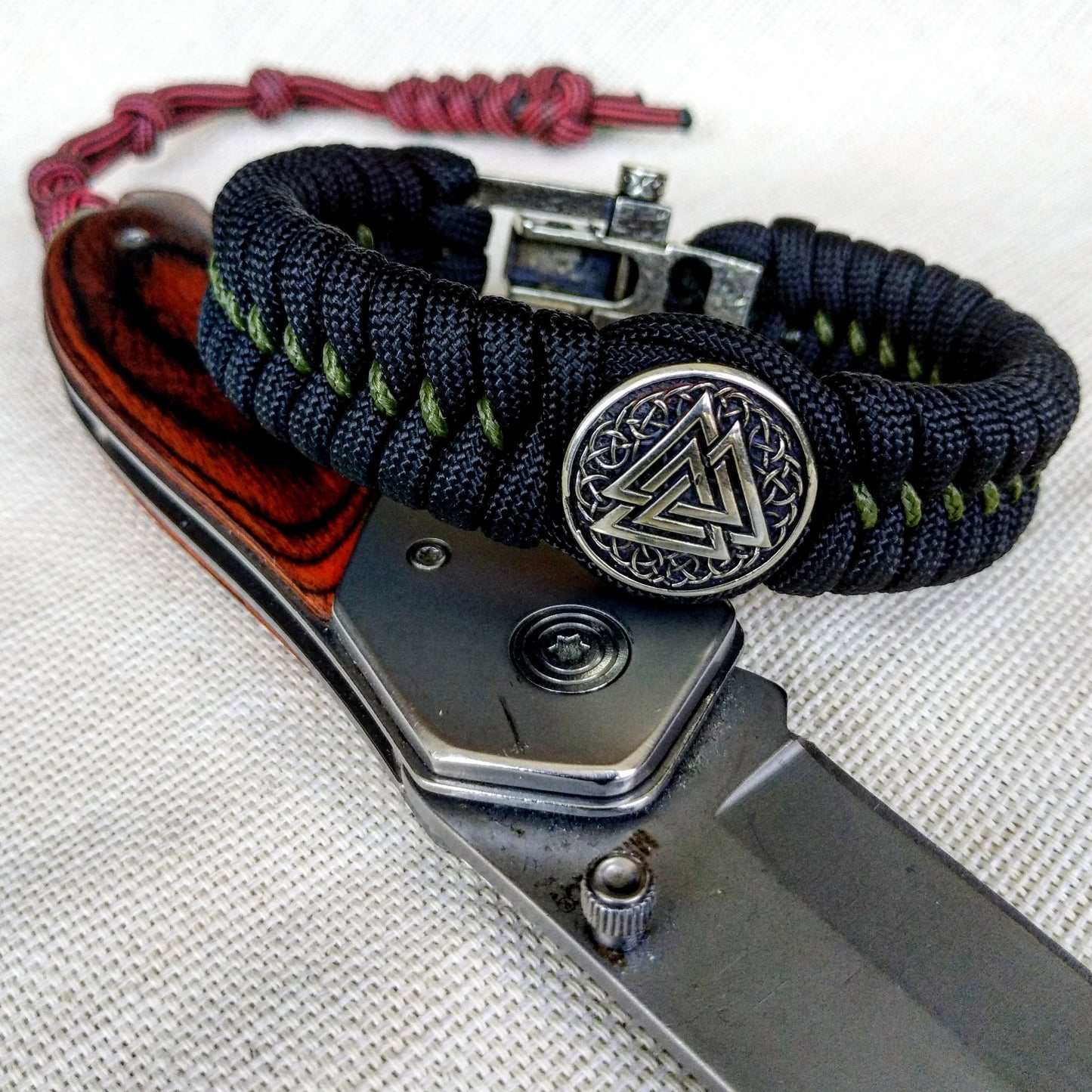 Nordic paracord bangle "VALKNUT". The original brutal bracelet made of Celtic knots and beads. Viking style.