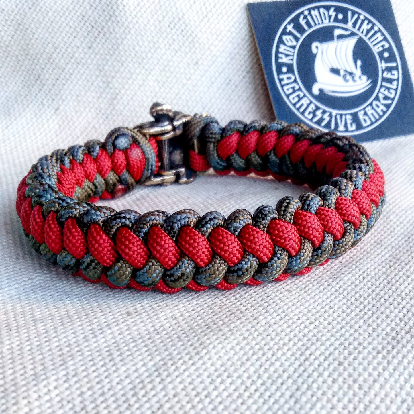 Paracord bracelet "SKULL HORROR". Celtic knot and parachute cord.