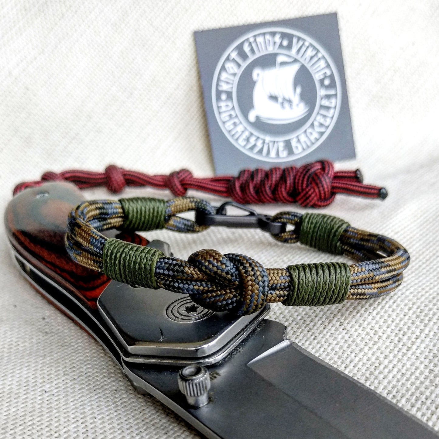 Thin military bracelet.  Unloading camp bracelet. Paracord and carabiner bangle for men. Army style.