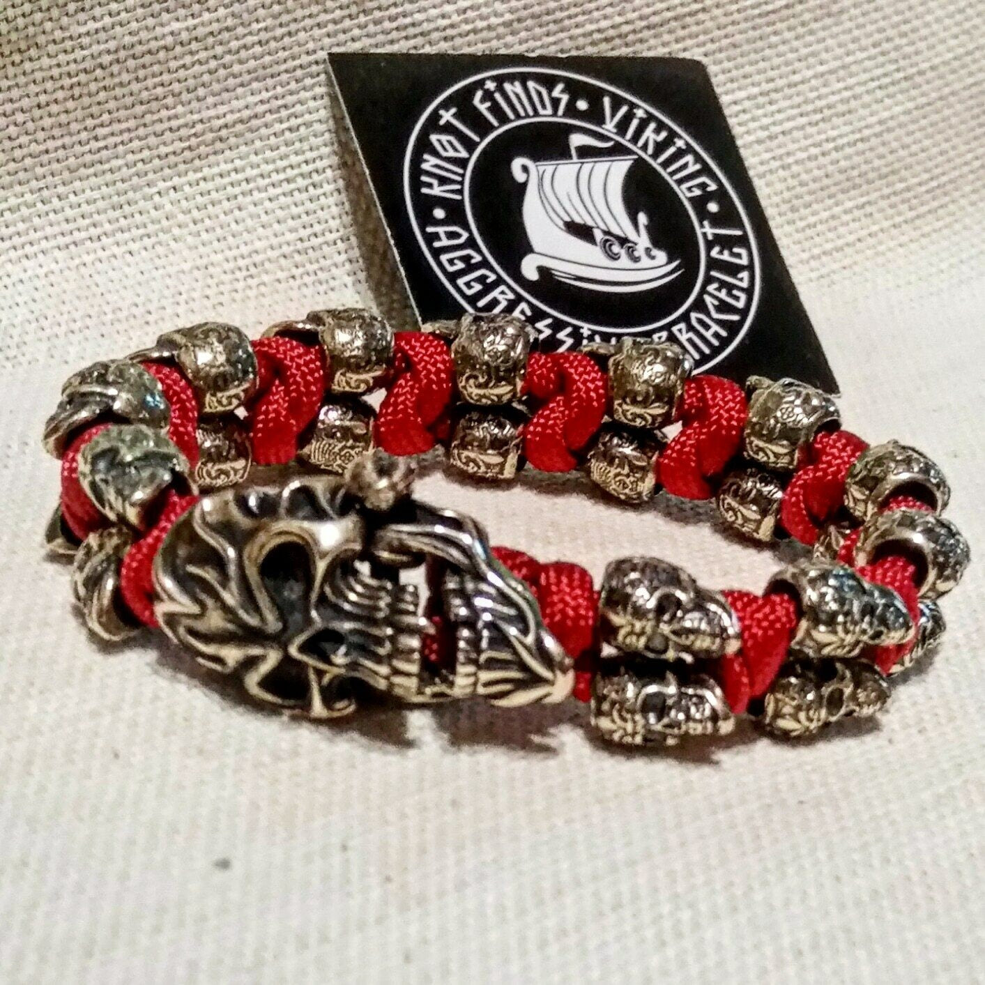 Horror skull paracord bracelet. A great gift for men and women who prefer a brutal style and a symbol of the skull. Celtic knots.