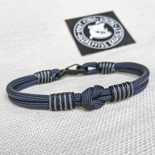 Nautical navy blue paracord bracelet with a carbine. Accessory for boat trips. Marine gift.