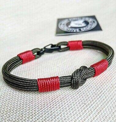 Thin military bracelet made of paracord and carabine for men. Army style.