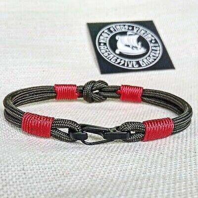 Thin military bracelet made of paracord and carabine for men. Army style.