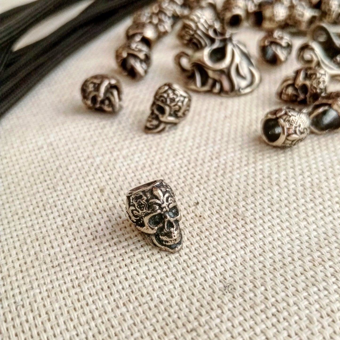 Celtic steel beads, SKULL, ua tactical paracord 550. Set for weaving a bracelet from paracord.  DIY gift.  Do it yourself.